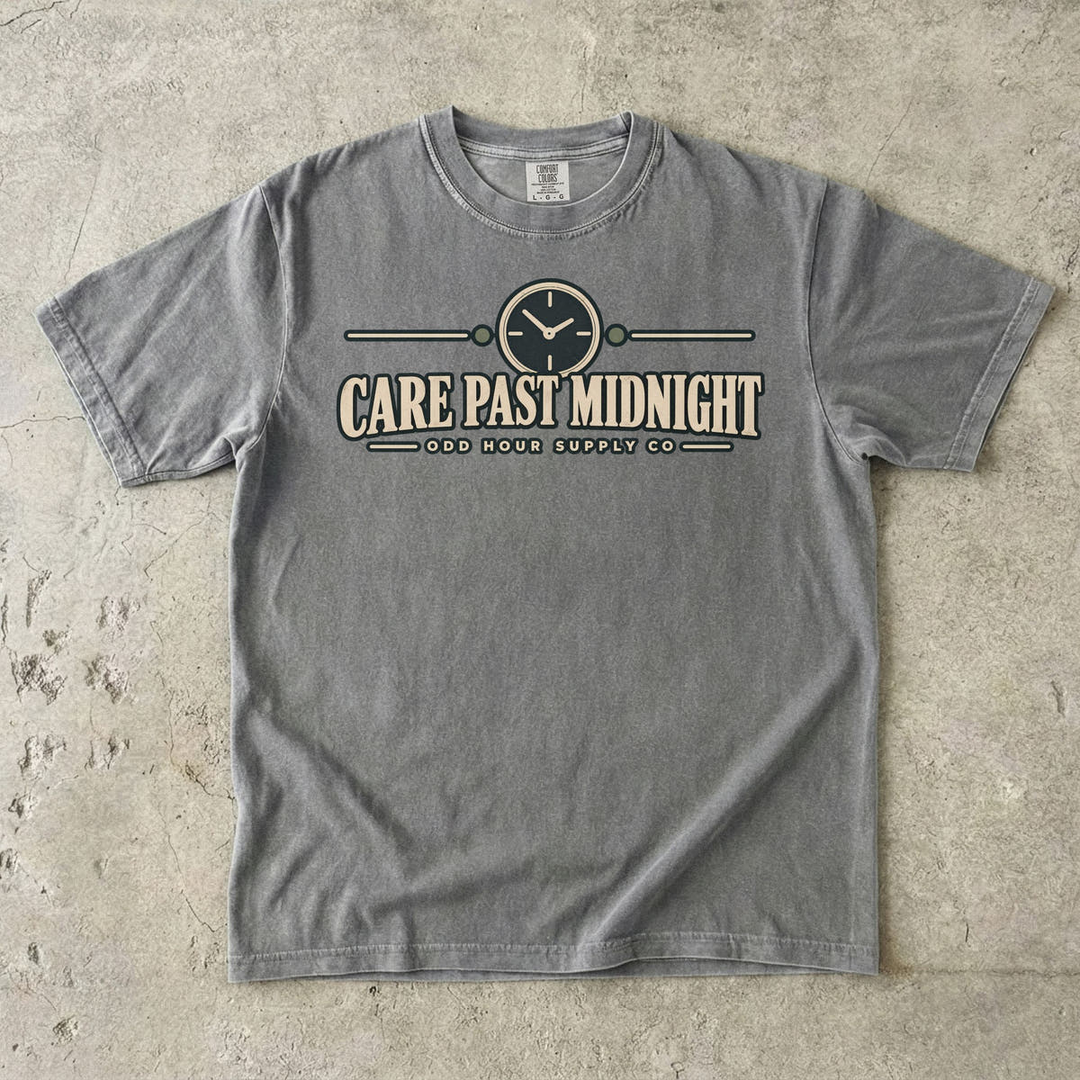 Care Past Midnight Vintage-Uhr-Motiv auf einem Comfort Colors T-Shirt in Granite