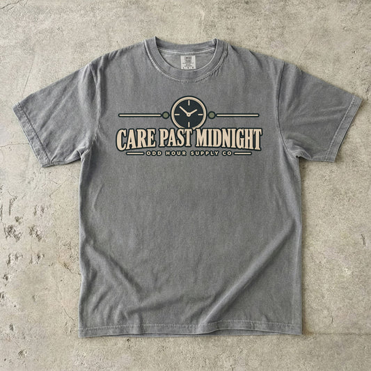 Care Past Midnight Vintage-Uhr-Motiv auf einem Comfort Colors T-Shirt in Granite