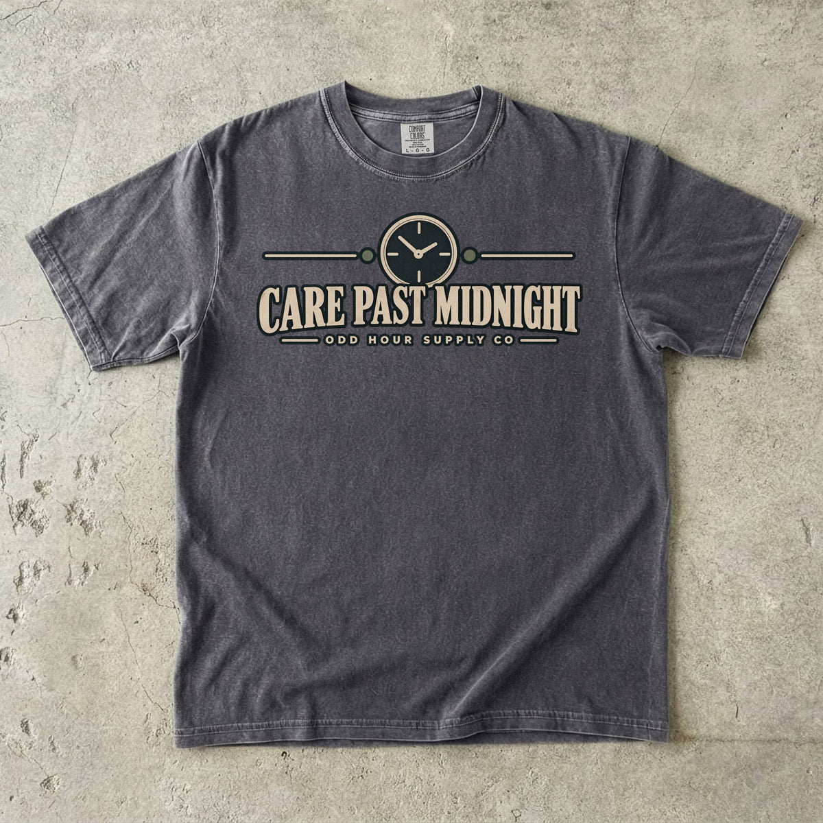 Care Past Midnight Vintage-Uhr-Motiv auf einem Comfort Colors T-Shirt in Pepper