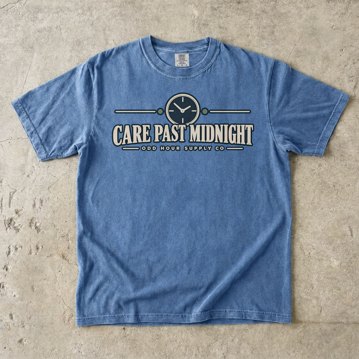 Care Past Midnight Vintage-Uhr-Motiv auf einem Comfort Colors T-Shirt in Washed Denim