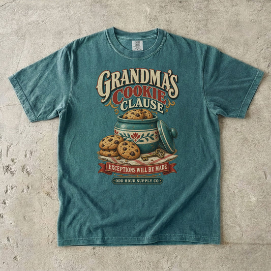 Comfort Colors 1717 T-Shirt in Blue Spruce mit Keksdose, Keksen, Schlüssel und den Aufschriften Grandma’s Cookie Clause und Exceptions Will Be Made.