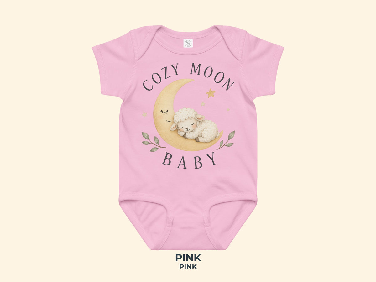 Cozy Moon Lämmchen – Babybody in Pink – Produktansicht von Odd Hour Supply.