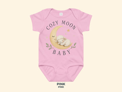 Cozy Moon Lämmchen – Babybody in Pink – Produktansicht von Odd Hour Supply.