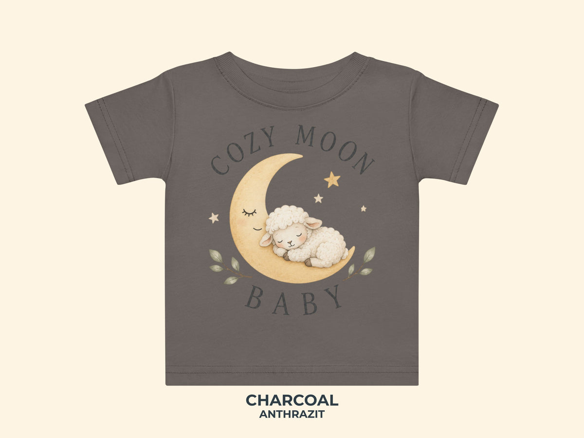 Cozy Moon Lämmchen – Baby T-Shirt in Anthrazit – Produktansicht von Odd Hour Supply.