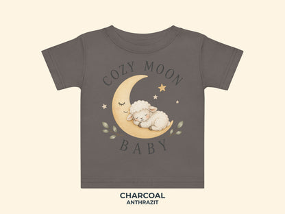 Cozy Moon Lämmchen – Baby T-Shirt in Anthrazit – Produktansicht von Odd Hour Supply.