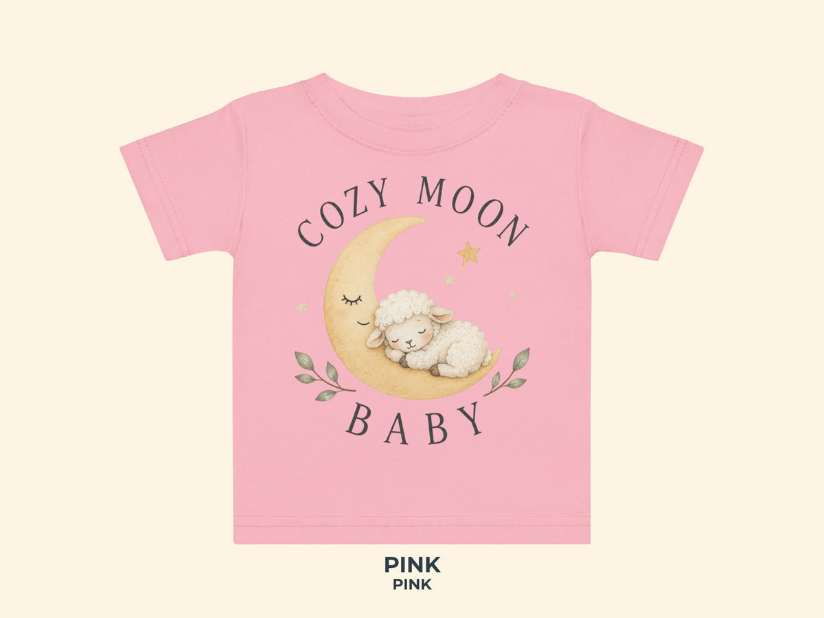 Cozy Moon Lämmchen – Baby T-Shirt in Pink – Produktansicht von Odd Hour Supply.