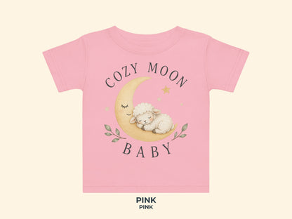 Cozy Moon Lämmchen – Baby T-Shirt in Pink – Produktansicht von Odd Hour Supply.