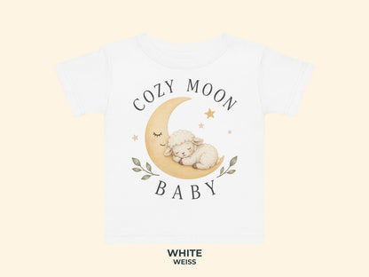 Cozy Moon Lämmchen – Baby T-Shirt in Weiß – Produktansicht von Odd Hour Supply.