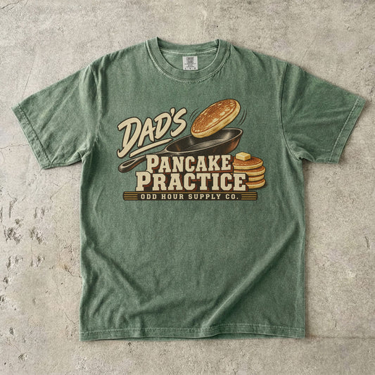 Comfort Colors 1717 T-Shirt in Moss mit gusseiserner Pfanne, fliegendem Pfannkuchen, Pfannkuchenstapel mit Butter und Dad’s Pancake Practice-Schrift.