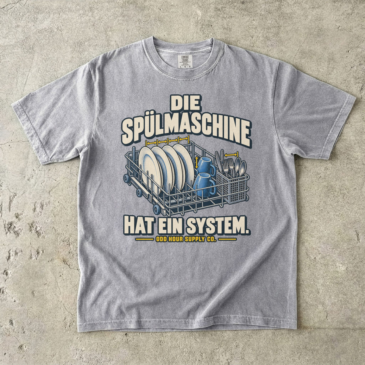 Comfort Colors 1717 T-Shirt in Grey: Spülmaschinenkorb mit Tellern, Tassen, Besteck und Maßpfeilen, dazu DIE SPÜLMASCHINE HAT EIN SYSTEM. und ODD HOUR SUPPLY CO.
