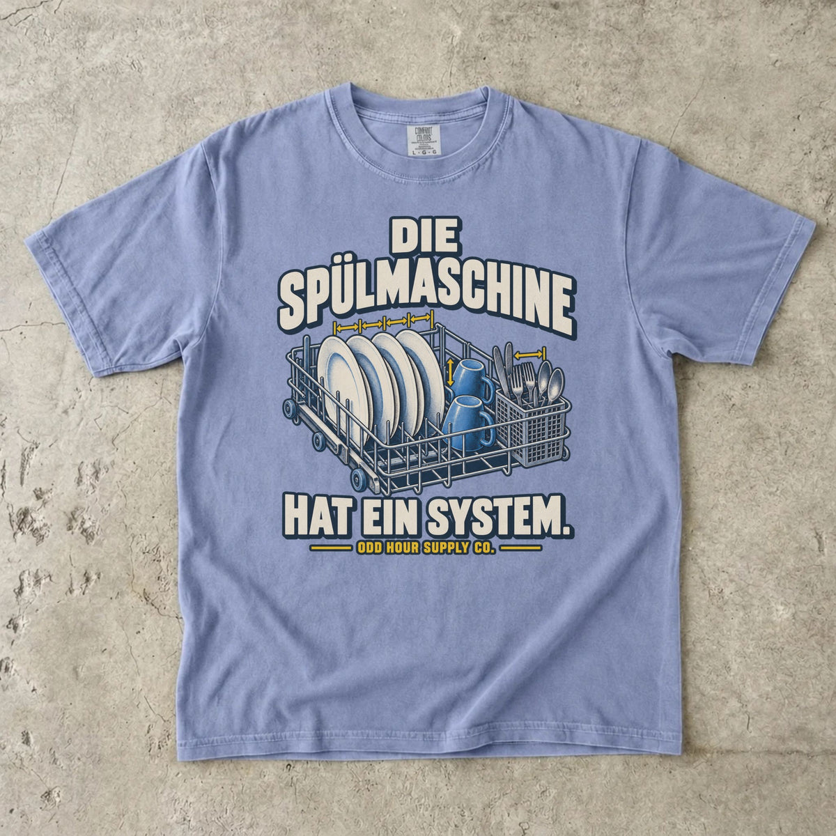 Comfort Colors 1717 T-Shirt in Ice Blue: Spülmaschinenkorb mit Tellern, Tassen, Besteck und Maßpfeilen, dazu DIE SPÜLMASCHINE HAT EIN SYSTEM. und ODD HOUR SUPPLY CO.