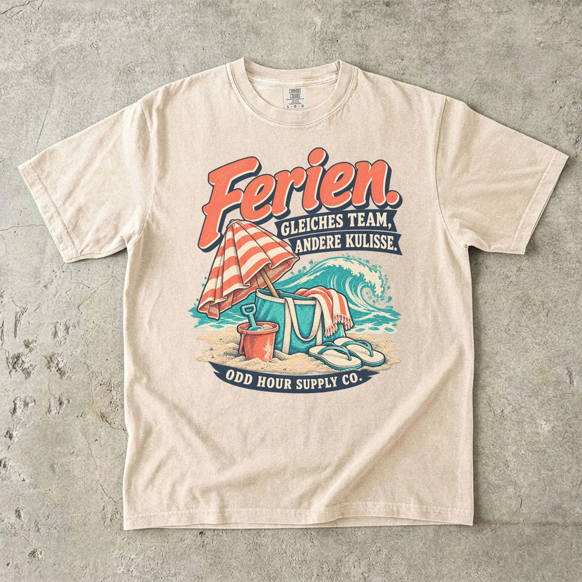 Comfort Colors 1717 T-Shirt in Ivory mit dem Motiv „Ferien. Gleiches Team, andere Kulisse“ mit Strandmotiv, Vorderansicht
