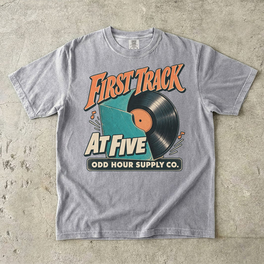 Comfort Colors 1717 T-Shirt in Grey mit dem Motiv First Track at Five, Vorderansicht