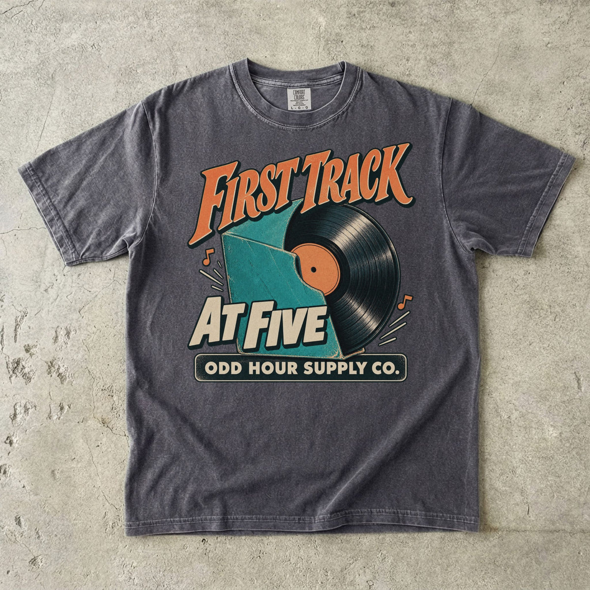 Comfort Colors 1717 T-Shirt in Pepper mit dem Motiv First Track at Five, Vorderansicht