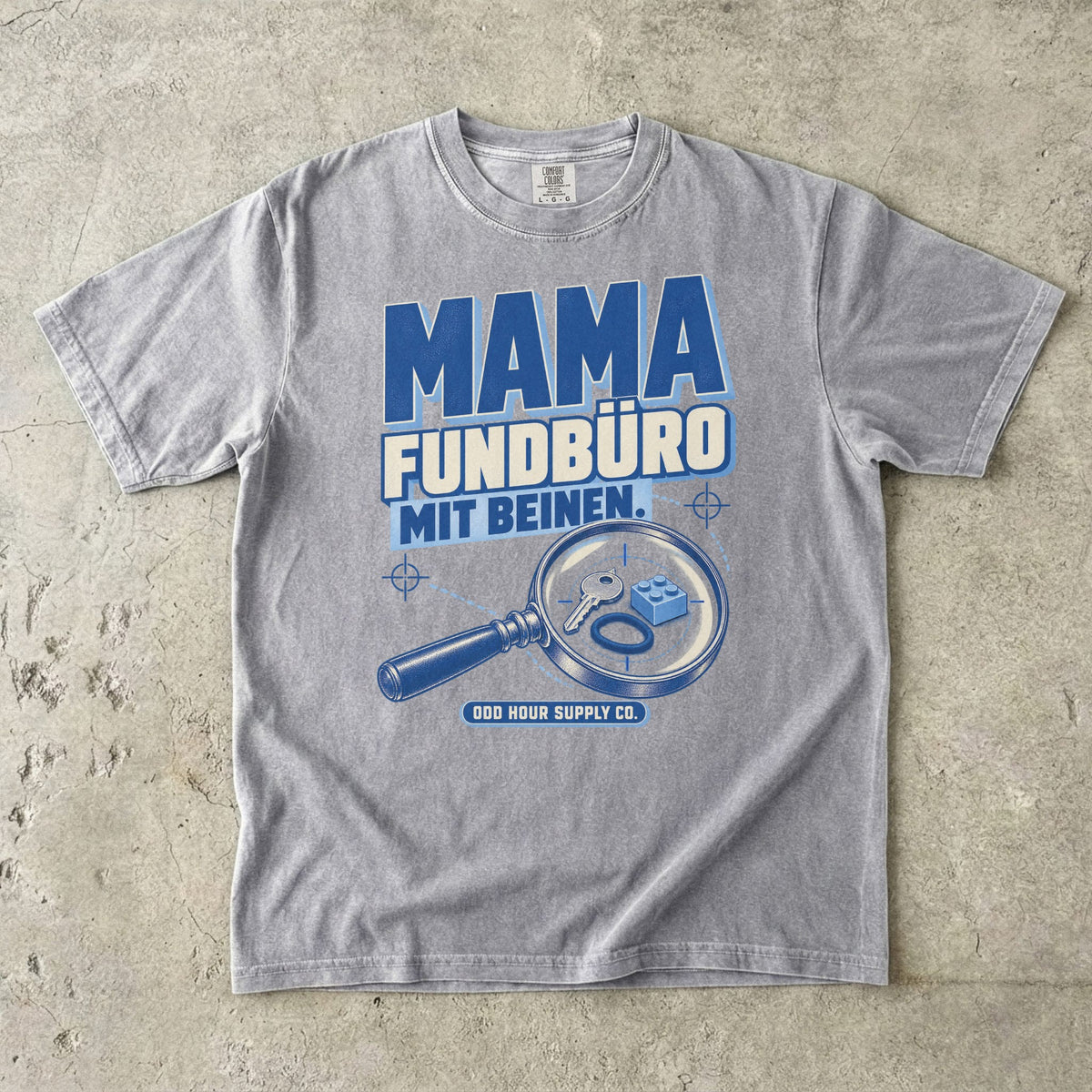 Comfort Colors 1717 T-Shirt in Grey mit dem Motiv „Mama – Fundbüro mit Beinen“ mit Lupe, Vorderansicht