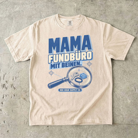 Comfort Colors 1717 T-Shirt in Ivory mit dem Motiv „Mama – Fundbüro mit Beinen“ mit Lupe, Vorderansicht