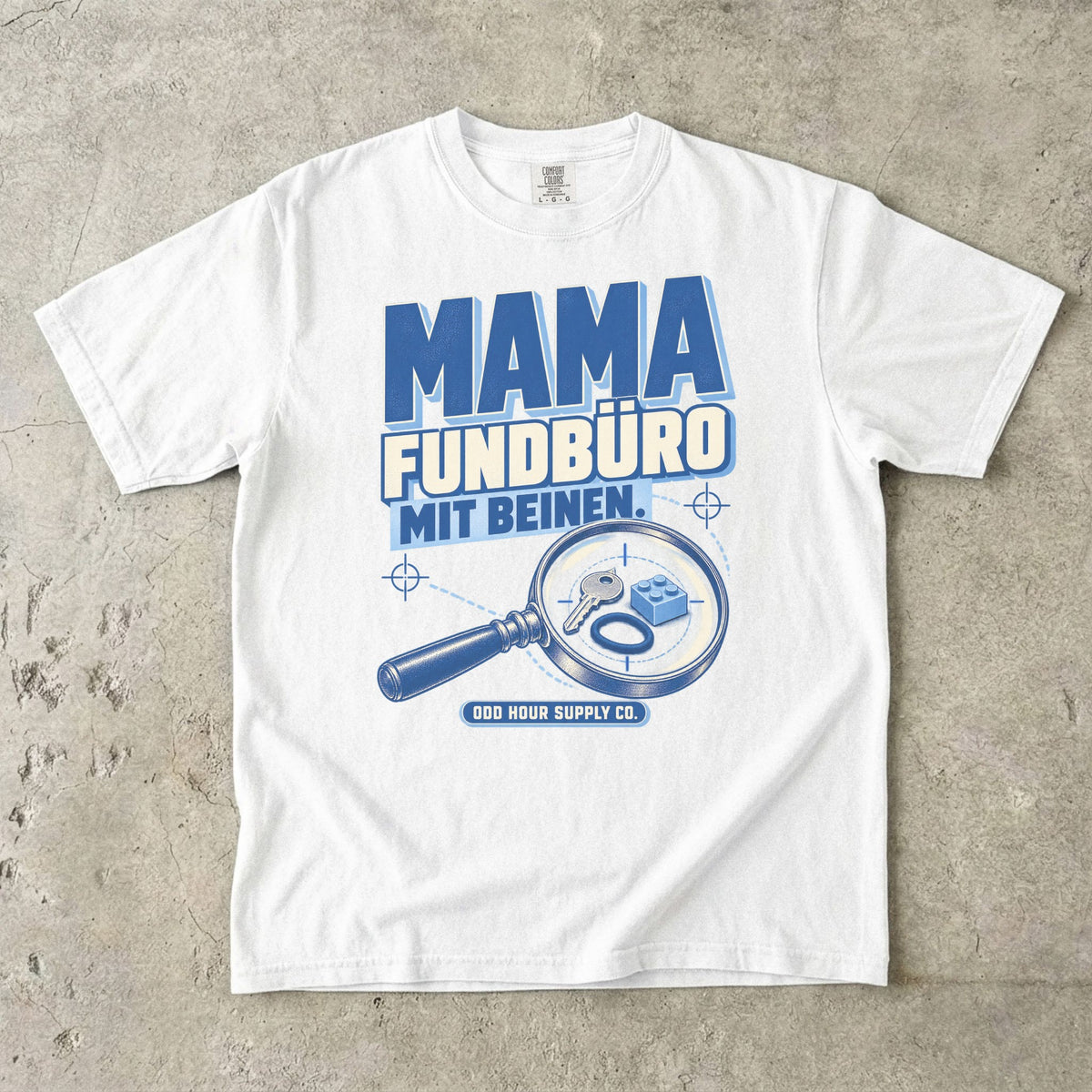Comfort Colors 1717 T-Shirt in White mit dem Motiv „Mama – Fundbüro mit Beinen“ mit Lupe, Vorderansicht