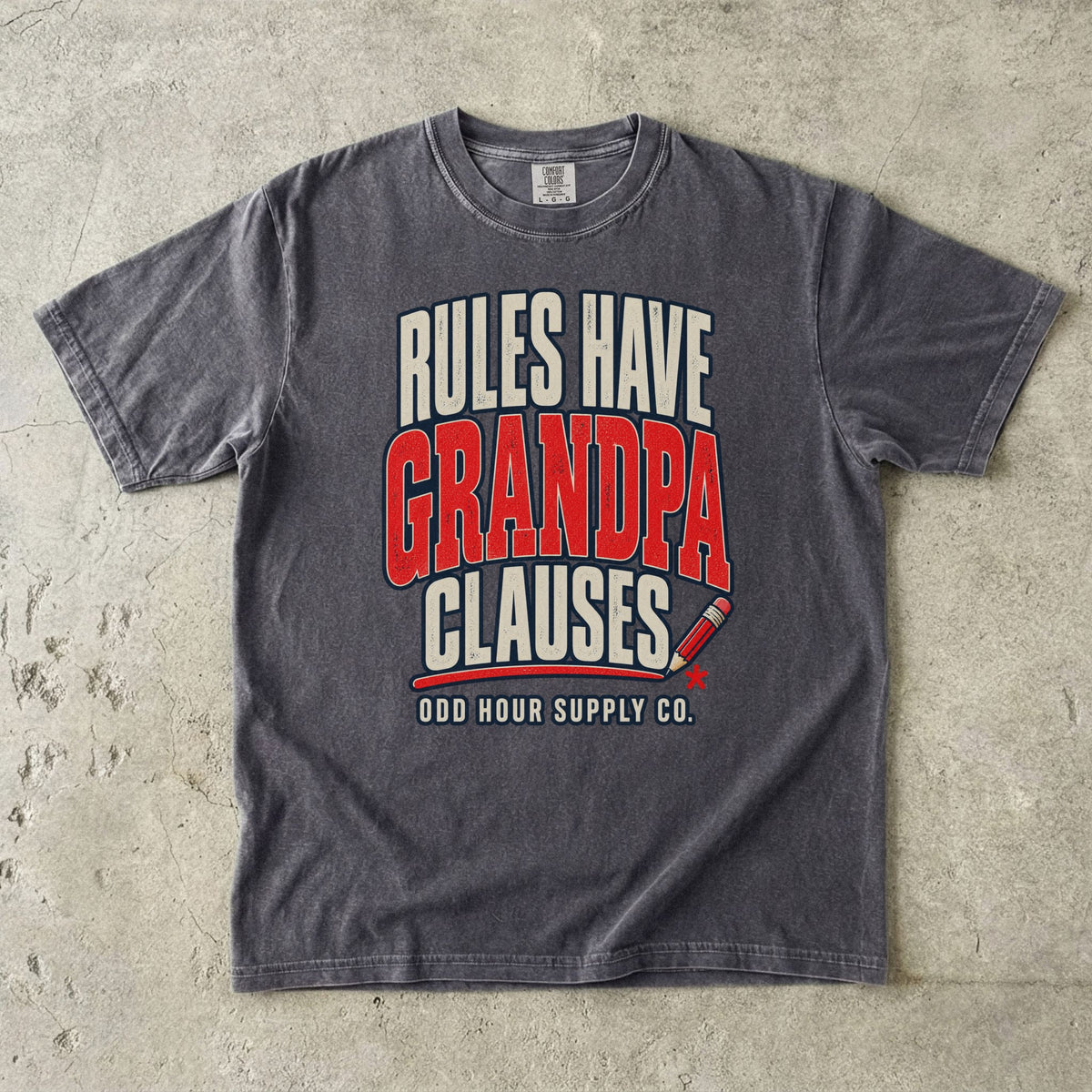 Pepper-T-Shirt mit RULES HAVE GRANDPA CLAUSES, rotem Bleistift und Sternchen von Odd Hour Supply Co.