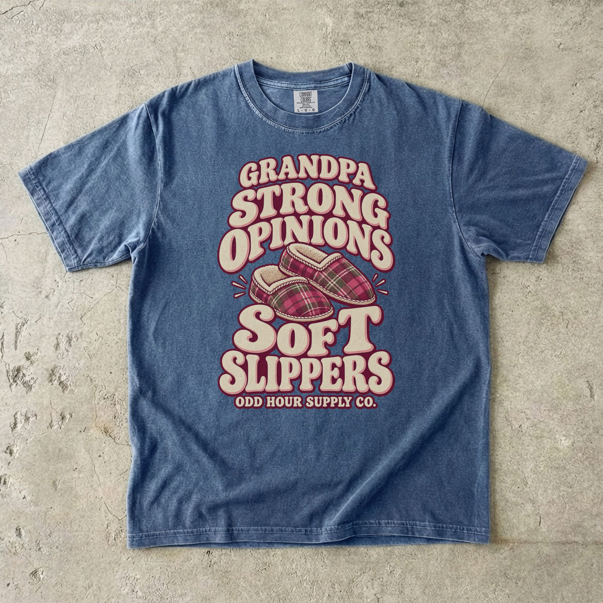 Denim-T-Shirt mit GRANDPA STRONG OPINIONS SOFT SLIPPERS und zwei karierten Hausschuhen von Odd Hour Supply Co.