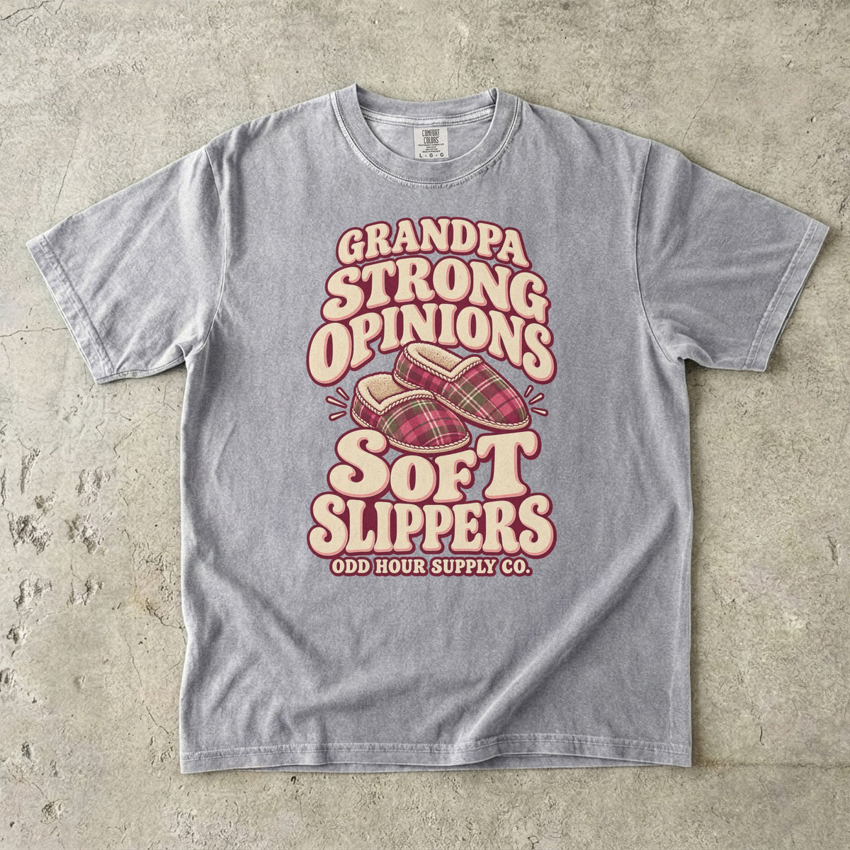 Graues T-Shirt mit GRANDPA STRONG OPINIONS SOFT SLIPPERS und zwei karierten Hausschuhen von Odd Hour Supply Co.