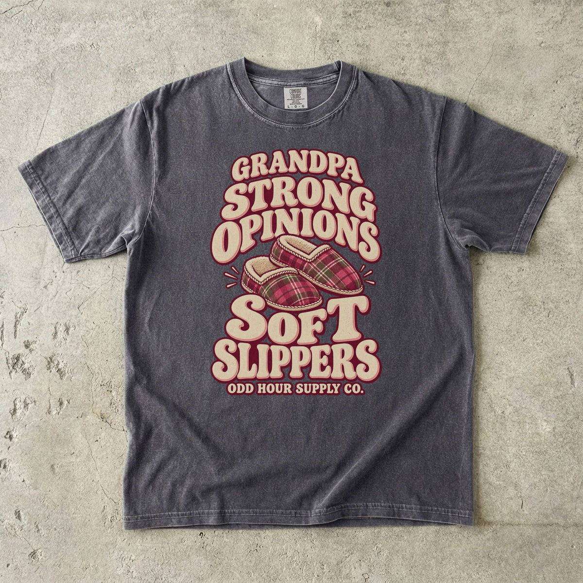 Pepper-T-Shirt mit GRANDPA STRONG OPINIONS SOFT SLIPPERS und zwei karierten Hausschuhen von Odd Hour Supply Co.