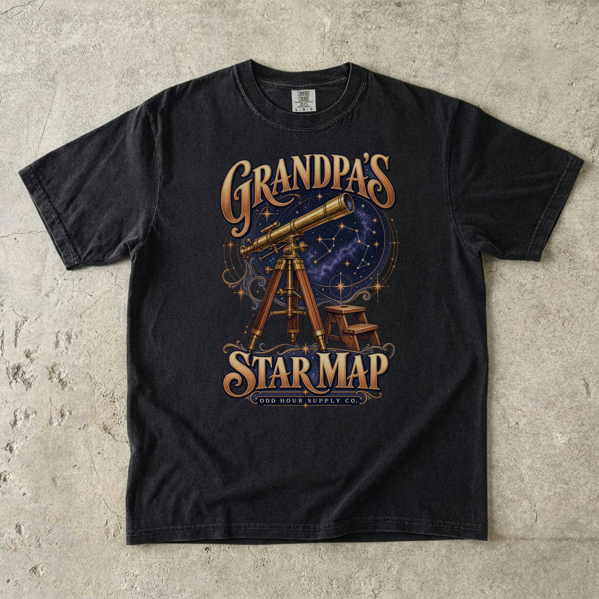 Schwarzes T-Shirt mit GRANDPA’S STAR MAP, Messingteleskop, Sternenhimmel und kleinem Hocker von Odd Hour Supply Co.