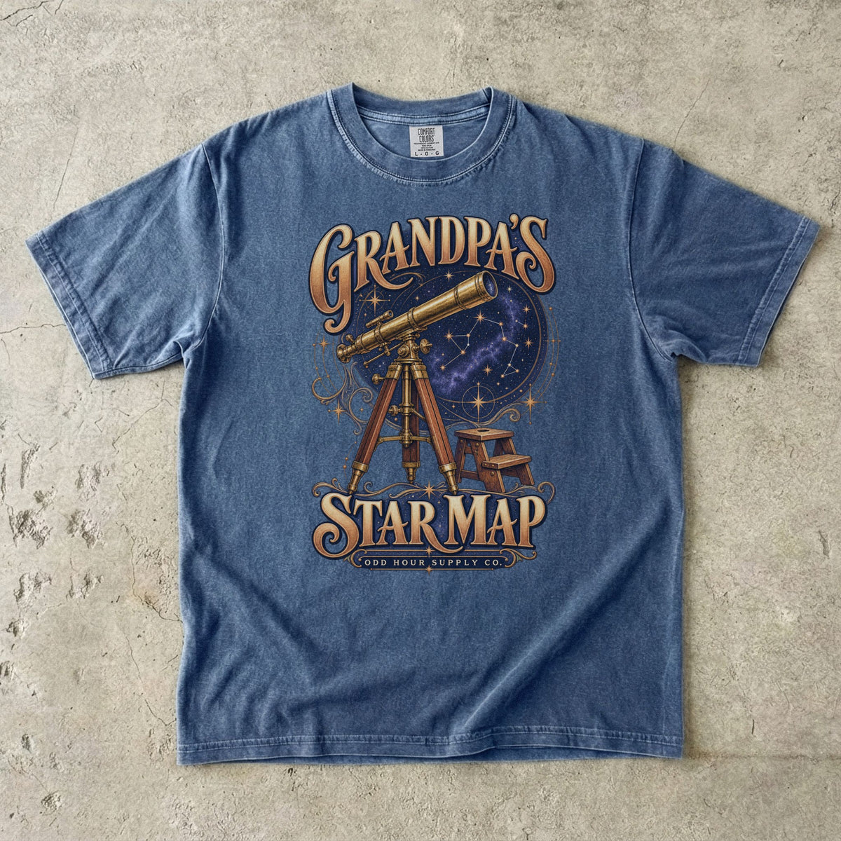 Denim-T-Shirt mit GRANDPA’S STAR MAP, Messingteleskop, Sternenhimmel und kleinem Hocker von Odd Hour Supply Co.