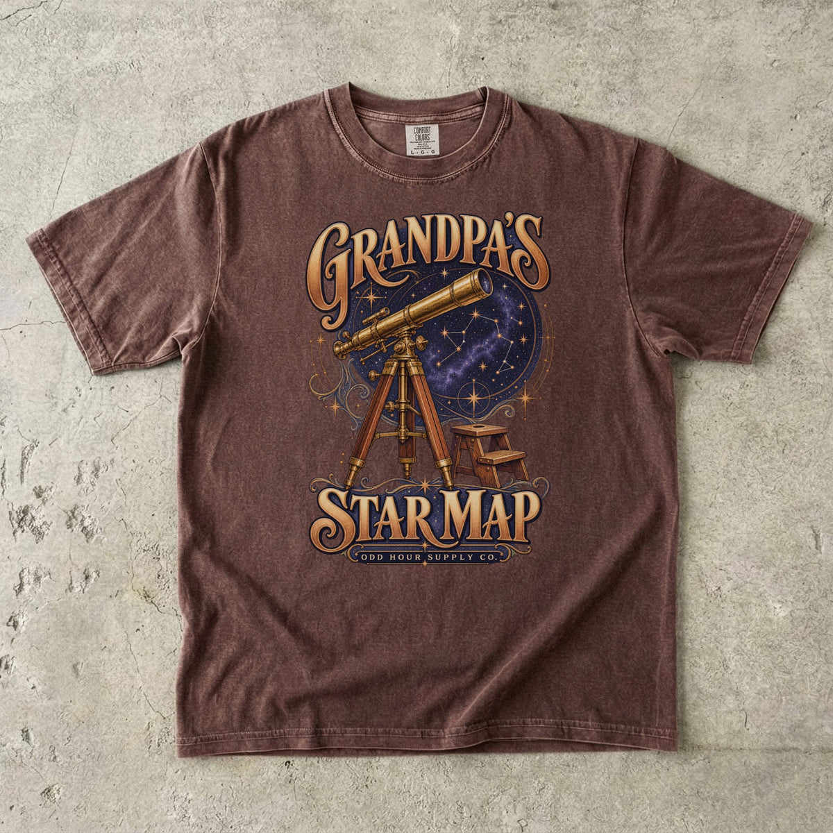 Espresso-T-Shirt mit GRANDPA’S STAR MAP, Messingteleskop, Sternenhimmel und kleinem Hocker von Odd Hour Supply Co.
