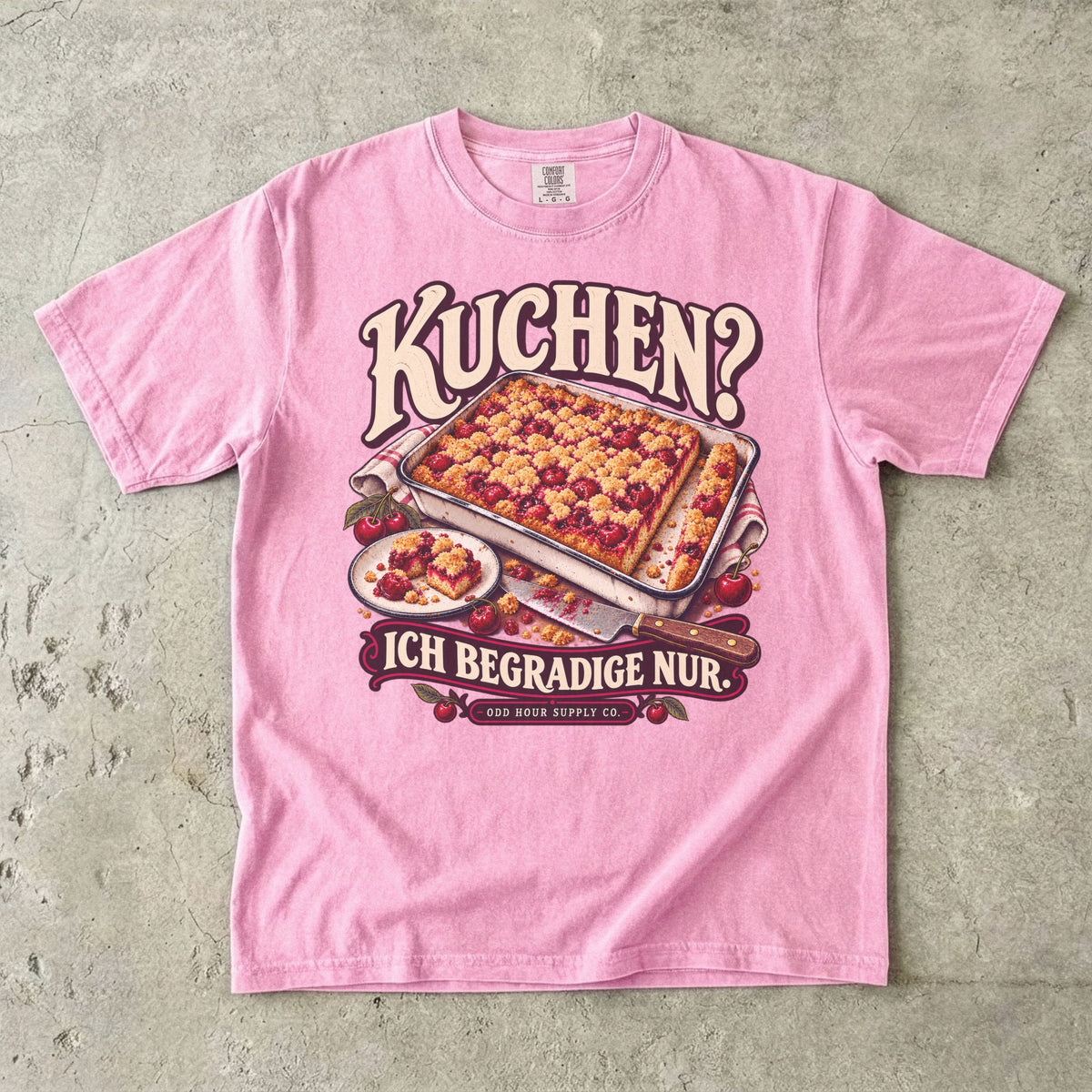 Comfort Colors 1717 T-Shirt in Blossom: Blech mit Kirschstreuselkuchen, Teller, Messer und Kirschen, umrahmt von KUCHEN? ICH BEGRADIGE NUR. und ODD HOUR SUPPLY CO.