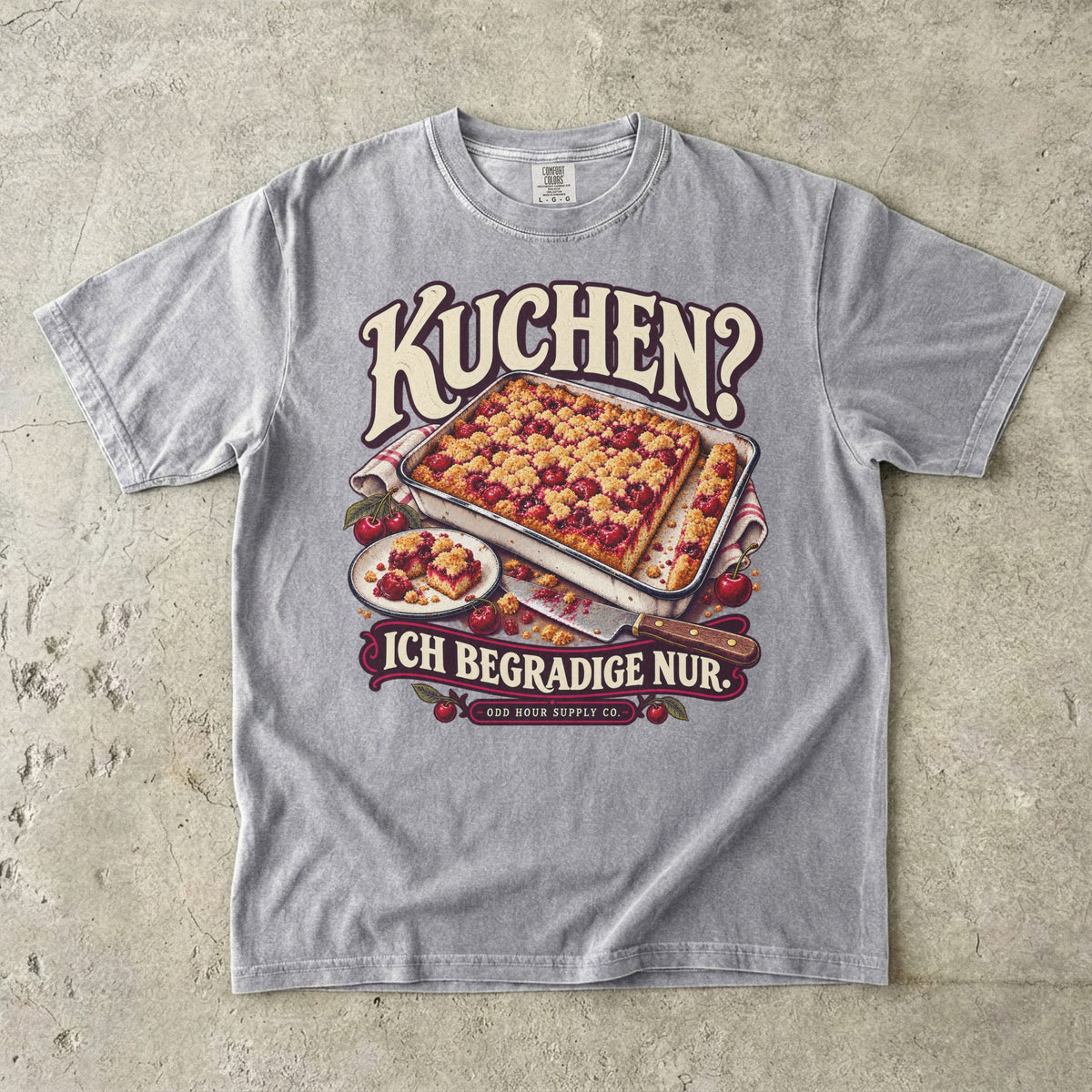 Comfort Colors 1717 T-Shirt in Grey: Blech mit Kirschstreuselkuchen, Teller, Messer und Kirschen, umrahmt von KUCHEN? ICH BEGRADIGE NUR. und ODD HOUR SUPPLY CO.