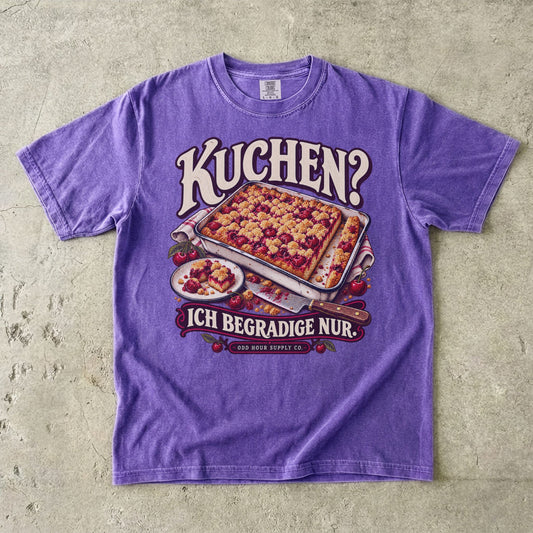 Comfort Colors 1717 T-Shirt in Violet: Blech mit Kirschstreuselkuchen, Teller, Messer und Kirschen, umrahmt von KUCHEN? ICH BEGRADIGE NUR. und ODD HOUR SUPPLY CO.
