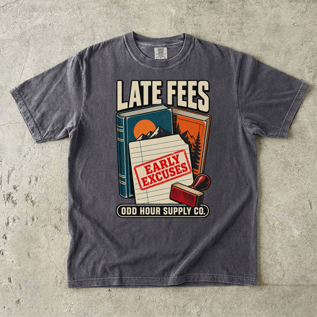 T-Shirt in Pepper mit Büchern, Leihkarte, rotem Stempel und LATE FEES EARLY EXCUSES von Odd Hour Supply Co.