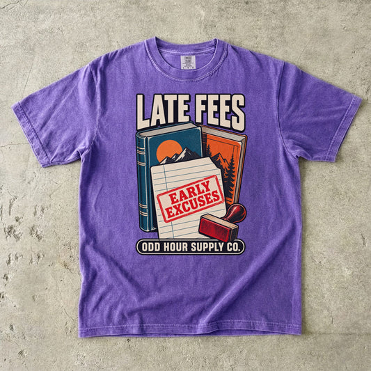 T-Shirt in Violet mit Büchern, Leihkarte, rotem Stempel und LATE FEES EARLY EXCUSES von Odd Hour Supply Co.