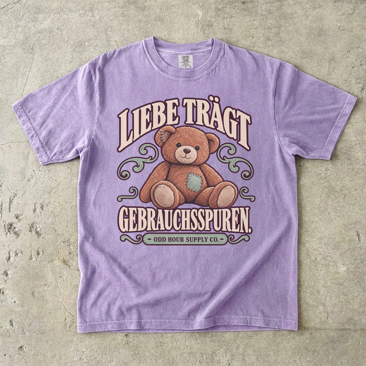 Comfort Colors 1717 T-Shirt in Orchid mit dem Motiv „Liebe trägt Gebrauchsspuren“ mit Teddybär, Vorderansicht