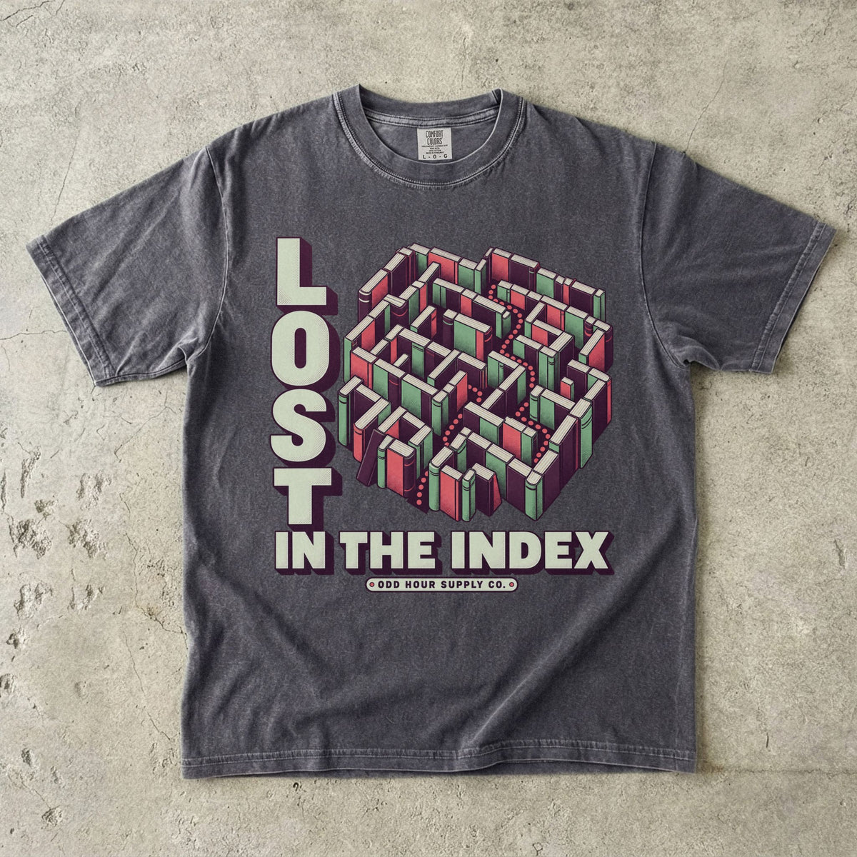 T-Shirt in Pepper mit geometrischem Bücherlabyrinth und LOST IN THE INDEX von Odd Hour Supply Co.
