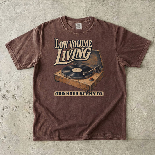 Comfort Colors 1717 T-Shirt in Espresso mit dem Motiv Low Volume Living, Vorderansicht