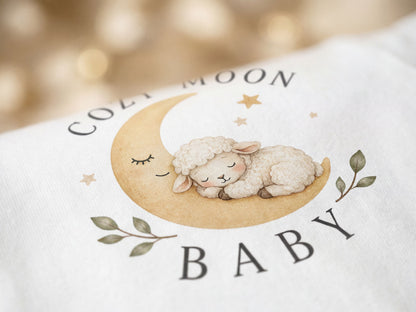 Cozy Moon Lämmchen – Baby T-Shirt – Detailansicht von Odd Hour Supply.