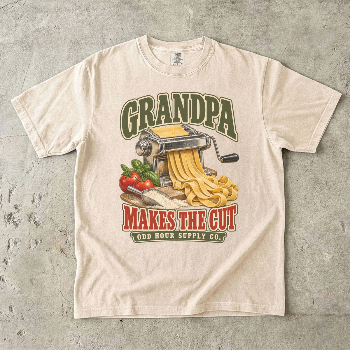 Ivory-T-Shirt mit GRANDPA MAKES THE CUT, Pastamaschine, Nudeln, Tomaten und Basilikum von Odd Hour Supply Co.