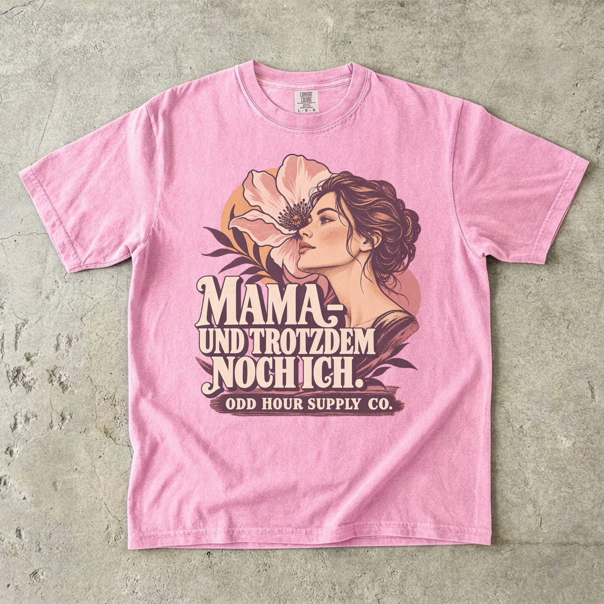Comfort Colors 1717 T-Shirt in Blossom mit dem Motiv „Mama – und trotzdem noch ich“ mit Frauenporträt und Blume, Vorderansicht