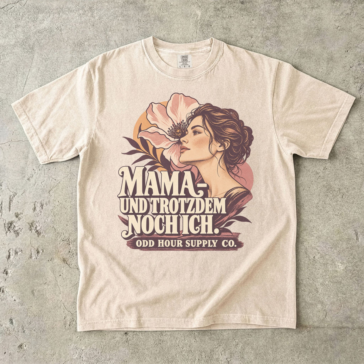 Comfort Colors 1717 T-Shirt in Ivory mit dem Motiv „Mama – und trotzdem noch ich“ mit Frauenporträt und Blume, Vorderansicht