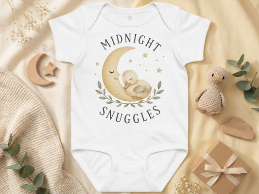 Midnight Snuggles Küken Babybody in Midnight – Vorderansicht von Odd Hour Supply.