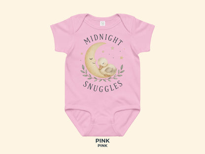 Midnight Snuggles Küken Babybody in Midnight – Produktansicht von Odd Hour Supply.