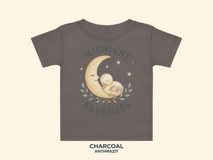 Midnight Snuggles Küken Baby T-Shirt in Anthrazit – Produktansicht von Odd Hour Supply.