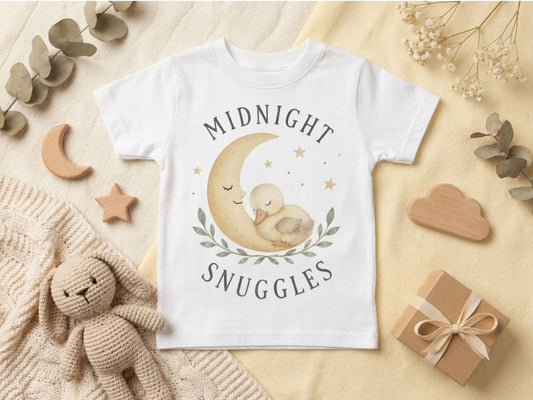 Midnight Snuggles Küken Baby T-Shirt in Midnight – Produktansicht von Odd Hour Supply.