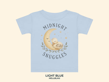Midnight Snuggles Küken Baby T-Shirt in Hellblau – Produktansicht von Odd Hour Supply.