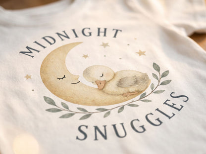 Midnight Snuggles Küken Baby T-Shirt in Midnight – Detailansicht von Odd Hour Supply.
