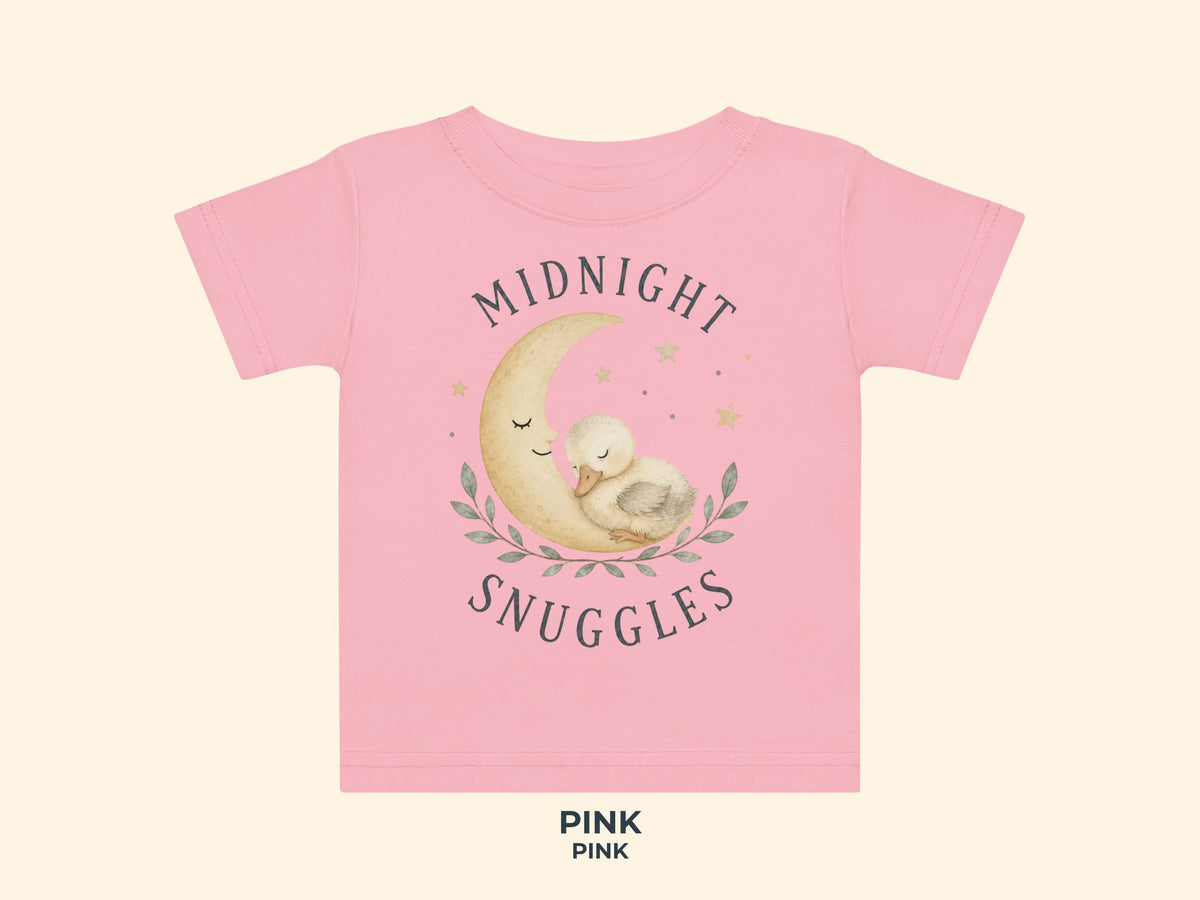 Midnight Snuggles Küken Baby T-Shirt in Midnight – Produktansicht von Odd Hour Supply.