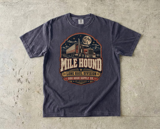 Mile Hound – Long Haul Division T-Shirt in Graphite – Vorderansicht von Odd Hour Supply.