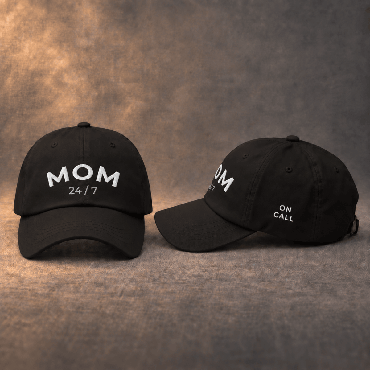 MOM bestickte Dad-Cap in Schwarz – Vorder- und Seitenansicht von Odd Hour Supply.