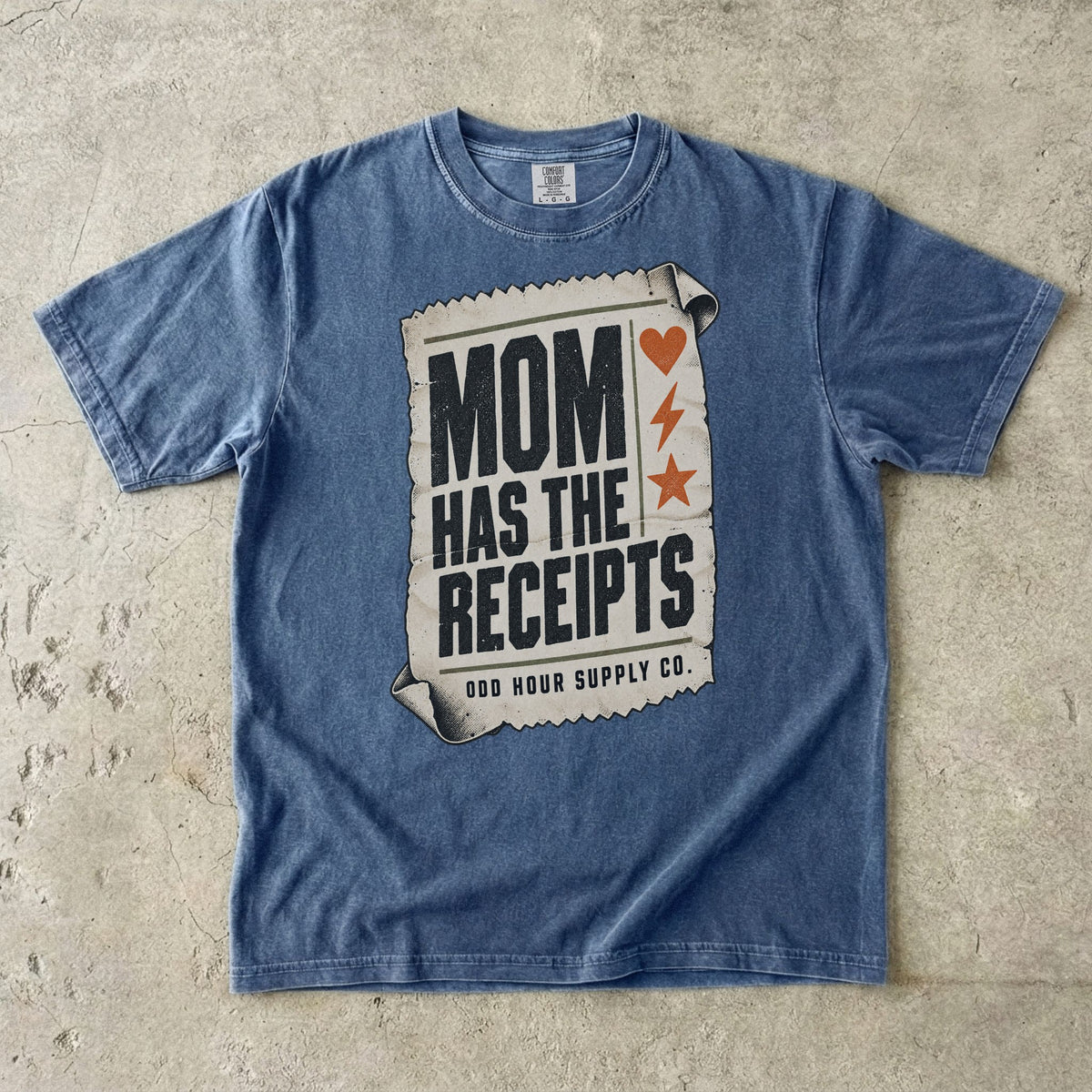 Comfort Colors 1717 T-Shirt in Denim mit cremefarbenem Kassenbon, schwarzer Mom Has the Receipts-Schrift und orangefarbenem Herz, Blitz und Stern.